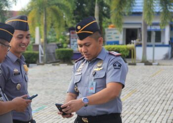 Kepala Imigrasi Nunukan, Adrian Soetrisno saat memeriksa ponsel seluruh personel Imigrasi