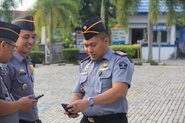 Kepala Imigrasi Nunukan, Adrian Soetrisno saat memeriksa ponsel seluruh personel Imigrasi