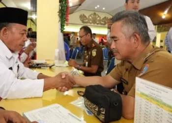 Potret Wali Kota Khairul Bayar Zakat, Harapkan Peningkatan dari Tahun Sebelumnya