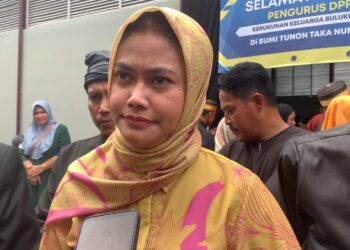 Bupati Nunukan, Asmin Laura Hafid saat di Wawancarai oleh awak media