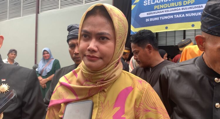 Bupati Nunukan, Asmin Laura Hafid saat di Wawancarai oleh awak media