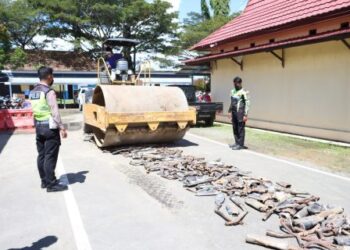 Ngeri, Polres Malinau Hancurkan Ratusan Knalpot Racing Pakai Buldozer