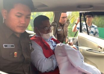 Tersangka saat diamankan Kejari Nunukan (Istimewa)