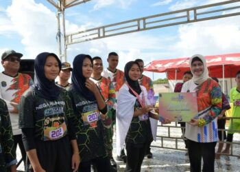 Bupati Laura Serahkan Hadiah ke Para Pemenang Lomba Lari
