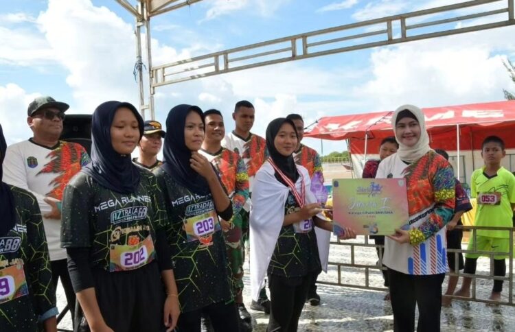 Bupati Laura Serahkan Hadiah ke Para Pemenang Lomba Lari