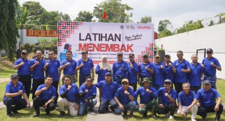 Jalin Sinergitas, Bupati Laura Ikut Latihan Menembak