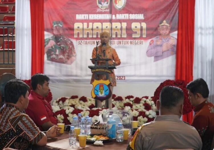 Bupati Nunukan Hj.Asmin Laura Hafid saat memberikan sambutan pelaksanaan bakti kesehatan dan bakti sosial dalam rangka pengadian 32 tahun akabri 91