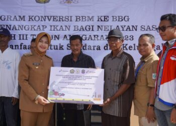 Bupati Nunukan, Asmin Laura Hafid menyerahkan bantuan secara simbolis kepada nelayan