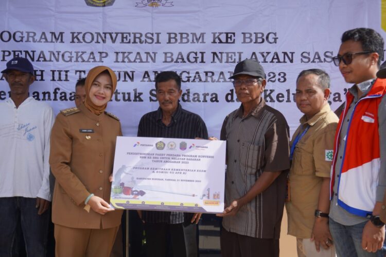 Bupati Nunukan, Asmin Laura Hafid menyerahkan bantuan secara simbolis kepada nelayan