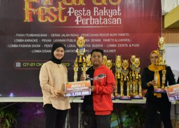 Bupati Nunukan Asmin Laura Hafid saat menyerahkan hadiah kepada salah satu pemenang lomba Pesta Rakyat Perbatasan (Paras Fest)