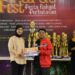 Bupati Nunukan Asmin Laura Hafid saat menyerahkan hadiah kepada salah satu pemenang lomba Pesta Rakyat Perbatasan (Paras Fest)