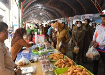 Intip Momen Seru Bupati Laura Berburu Takjil di Pasar Ramadan