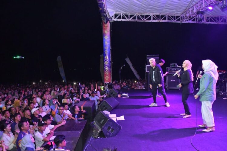 Bupati Nunukan Asmin Laura Hafid saat berduet dengan band Armada