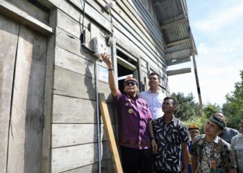 Gubernur Kaltara H. Zainal A. Paliwang, memberi bantuan secara simbolis Bantuan Pasang Baru Listrik (BPBL) (FOTO : Diskominfo Kaltara)