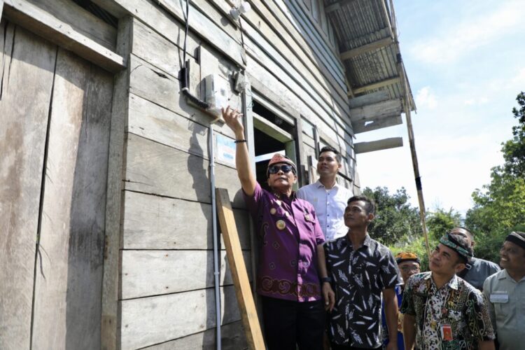 Gubernur Kaltara H. Zainal A. Paliwang, memberi bantuan secara simbolis Bantuan Pasang Baru Listrik (BPBL) (FOTO : Diskominfo Kaltara)