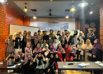 Keterangan foto : Peserta, moderator, pemateri dan panitia kegiatan saat berfoto bersama
