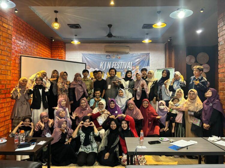 Keterangan foto : Peserta, moderator, pemateri dan panitia kegiatan saat berfoto bersama