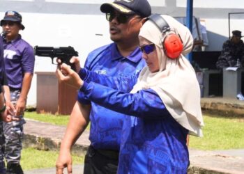 Bupati Laura Antusias Ikuti Latihan Menembak Kantor Bea dan Cukai Nunukan