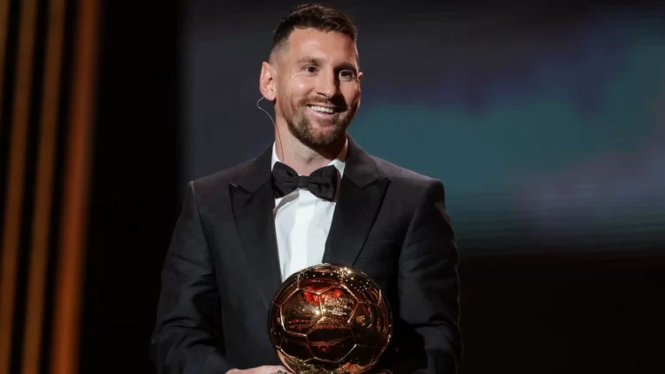 Messi saat menerima Ballon d'Or 2023 (Foto : Goal.com)