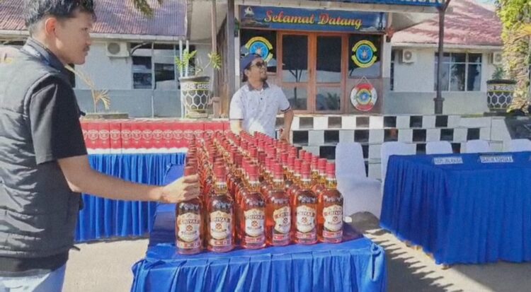 Ratusan botol miras yang berhasil diamankan