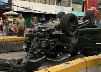 Mobdin TNI Terbalik di Jalur Busway Jatinegara