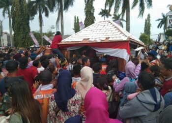 Penonton berlarian menuju Mobil Tempe untuk saling berebut tahu, tempe dan telur yang dibagikan secara gratis