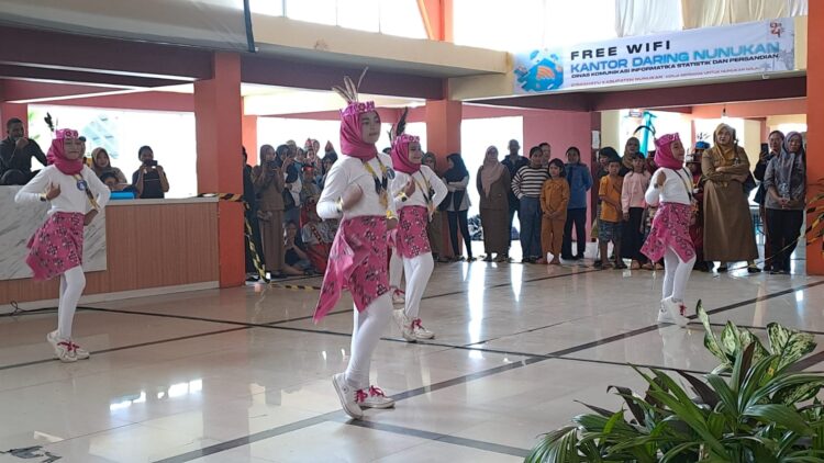 Para peseta saat mengikuti lomba Senam Yameto dan Lukiwol