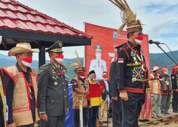 Wagub Yansen TP Menjadi Irup Pengibaran Bendera Merah Putih di Puncak Yuvai Semaring