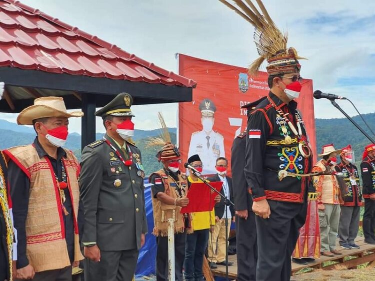 Wagub Yansen TP Menjadi Irup Pengibaran Bendera Merah Putih di Puncak Yuvai Semaring