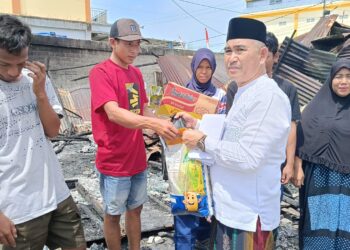 Khairul Serahkan Bantuan kepada Korban Kebakaran Pantai Amal