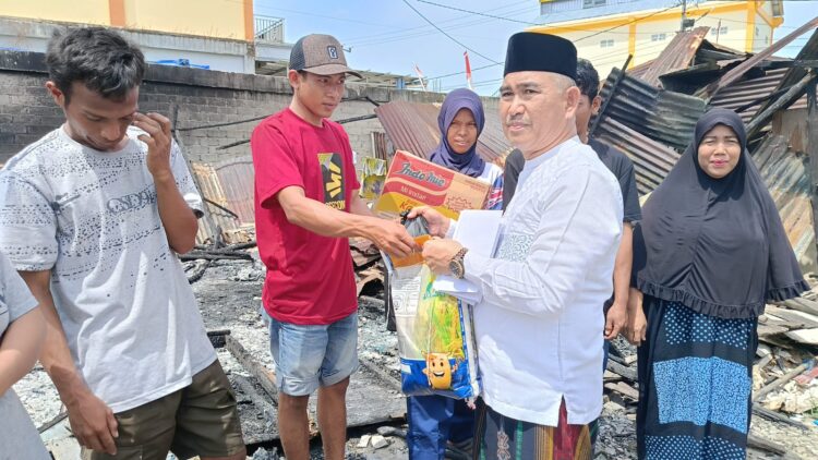 Khairul Serahkan Bantuan kepada Korban Kebakaran Pantai Amal