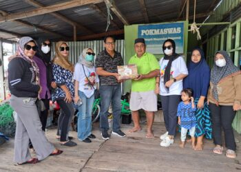 Relawan Andi Sulaiman Bagikan Sembako kepada Puluhan Anak Yatim