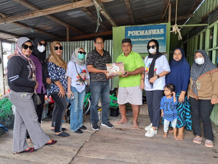 Relawan Andi Sulaiman Bagikan Sembako kepada Puluhan Anak Yatim