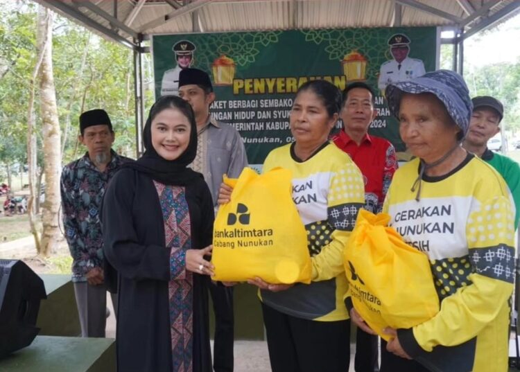 Bupati Laura Bagikan Paket Sembako dan Bingkisan Lebaran kepada Pekerja Lapangan DLH