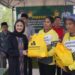Bupati Laura Bagikan Paket Sembako dan Bingkisan Lebaran kepada Pekerja Lapangan DLH