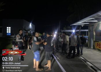 Polisi saat mengamankan pelaku penyerangan di Kelurahan Pantai Amal (Humas Polres Tarakan)