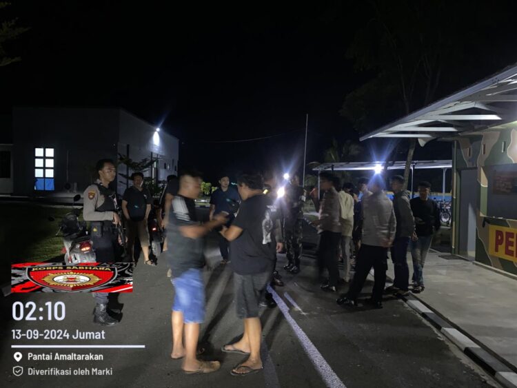 Polisi saat mengamankan pelaku penyerangan di Kelurahan Pantai Amal (Humas Polres Tarakan)