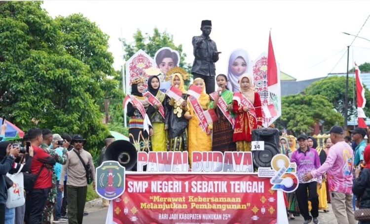 Pawai Budaya HUT Nunukan ke 25 di Pulau Sebatik Berlangsung Meriah