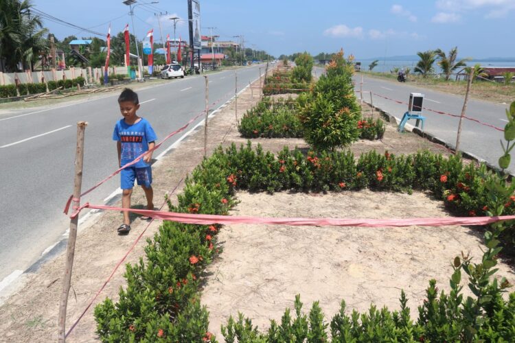 DLH Nunukan lakukan pemagaran tali rafia