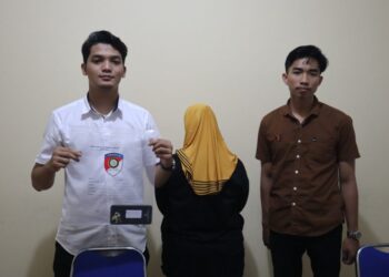 Gaya Agamis tapi Maling, Ini Si ER Emak-emak yang Ditangkap Curi HP di Karang Balik