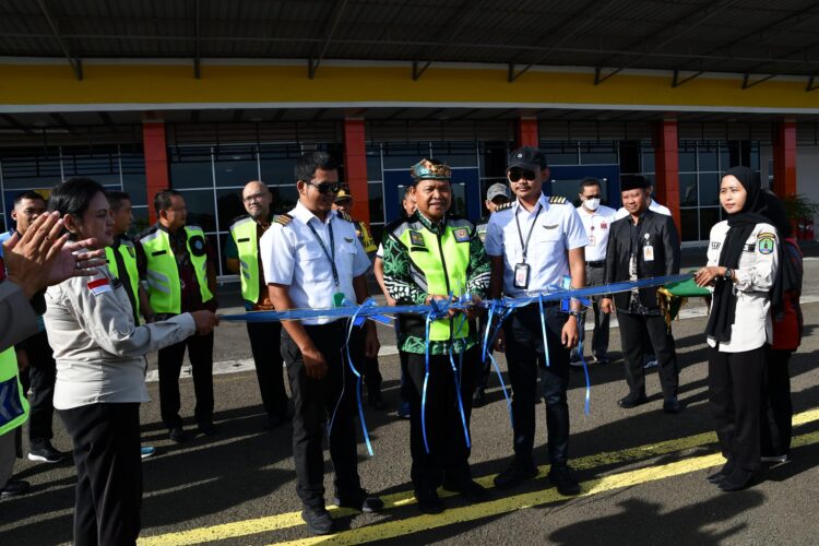 Wakil Bupati Nunukan H. Hanafiah melaunching penerbangan perdana Subsidi Ongkos Angkut (SOA). (FOTO: Humas Pemkab Nunukan)