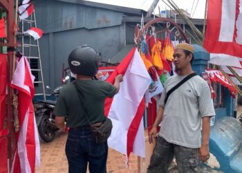 Salah satu pedagang bendera di pinggir jalan TVRI Nunukan, Adam