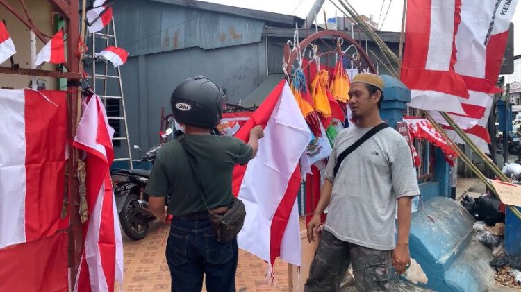 Salah satu pedagang bendera di pinggir jalan TVRI Nunukan, Adam