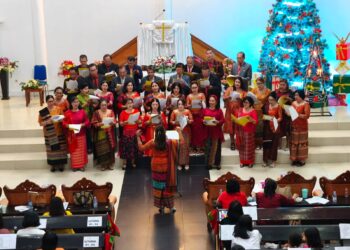 paduan suara HKBP Tarakan tampil memberikan lagu pujian pada perayaan Natal dan Tahun Baru PGI Kota Tarakan
