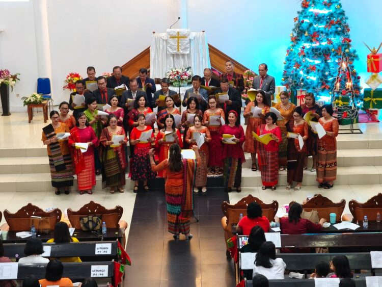 paduan suara HKBP Tarakan tampil memberikan lagu pujian pada perayaan Natal dan Tahun Baru PGI Kota Tarakan