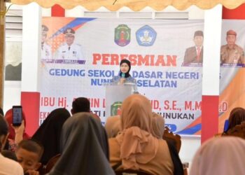 Bupati Nunukan Asmin Laura Hafid meresmikan gedung kelas SDN 006 Nunukan (Foto : Humas Pemkab Nunukan)