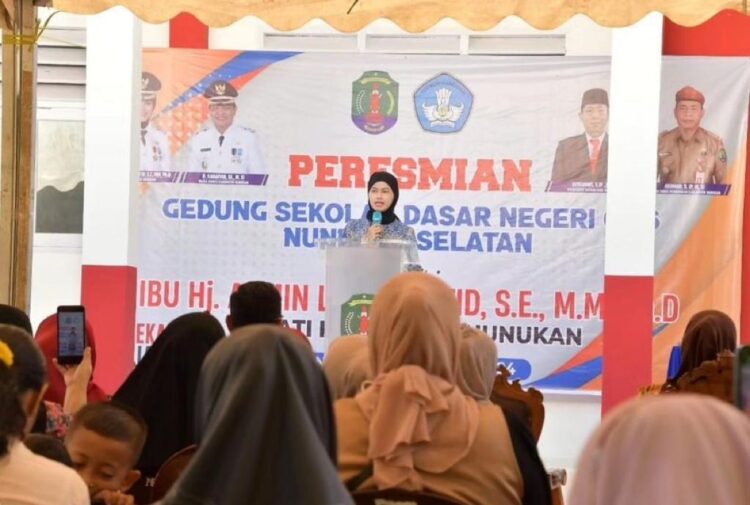 Bupati Nunukan Asmin Laura Hafid meresmikan gedung kelas SDN 006 Nunukan (Foto : Humas Pemkab Nunukan)