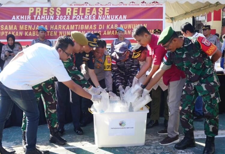 Pemusnahan barang bukti hasil tangkapan selama 2023 (Foto : Humas Pemkab Nunukan)