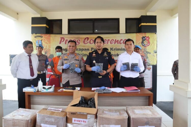 AKBP Taufik Nurmandia Mantap! Gagalkan Penyeludupan 10 Kardus Obat Herbal Ilegal dari Malaysia