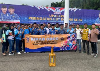 Kontingen Tarakan berfoto bersama Wali Kota Tarakan, Khairul